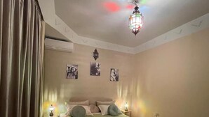 Habitación, 1 cama de matrimonio, no fumadores | Caja fuerte, cortinas opacas, ropa de cama
