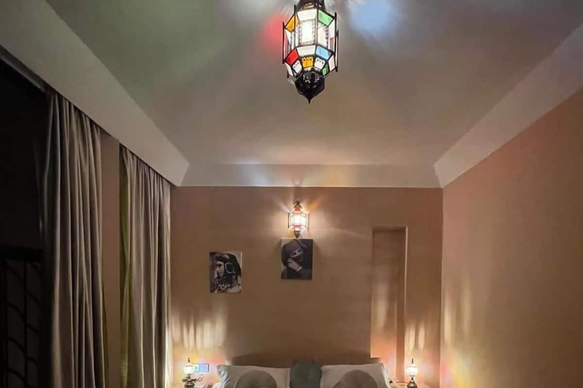 Double Room, 1 Queen Bed | 1 bedroom, in-room safe, blackout curtains, bed sheets