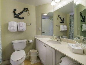 Hair dryer, towels, soap, shampoo - Myrtle Beach Bike Week-Spring Rally, Deluxe Studio Villa Retreat Resort~Special! (Myrtle Beach)