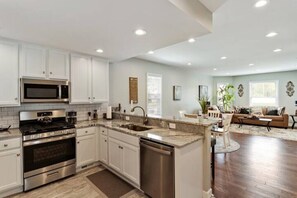 Private kitchen - Modern charming home, Duplex 1st floor unit (Detroit)