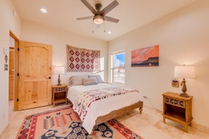 2 bedrooms, WiFi, bed sheets - Charming free standing Casita in Taos, NM  (Ranchos de Taos)