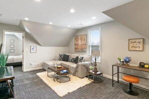 Living area - Cozy urban oasis, Duplex 2nd floor unit (Detroit)