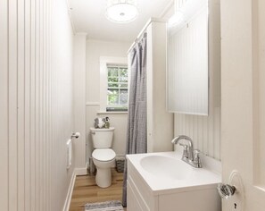 Dusche, Haartrockner, Handtücher, Seife