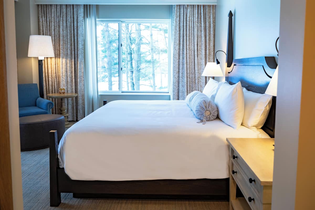 Kamar Standar, 1 Tempat Tidur King, akses difabel, pemandangan lapangan golf | 1 kamar tidur, seprai katun Mesir, dan seprai premium