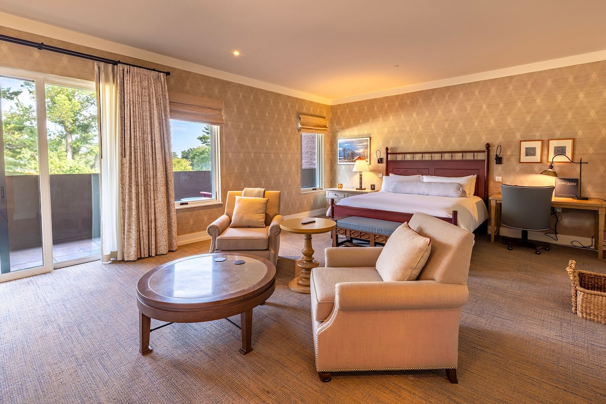 Executive Studio Suite, 1 King Bed, Accessible, Golf View | Egyptian cotton sheets, premium bedding, down comforters, in-room safe