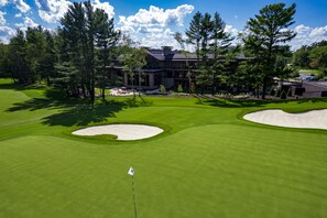 奢華開放式套房, 1 張特大雙人床, 壁爐, 高球場景觀 | 埃及棉床單、高級寢具、羽絨被、客房內保險箱