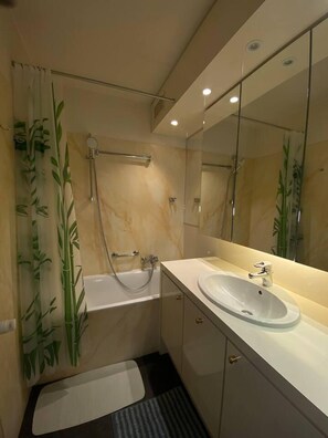 Apartment | Bathroom | Combined shower/tub, deep soaking tub, towels - Amazing 2-bedroom Apartment With Amazing Sea-view (Ostend)