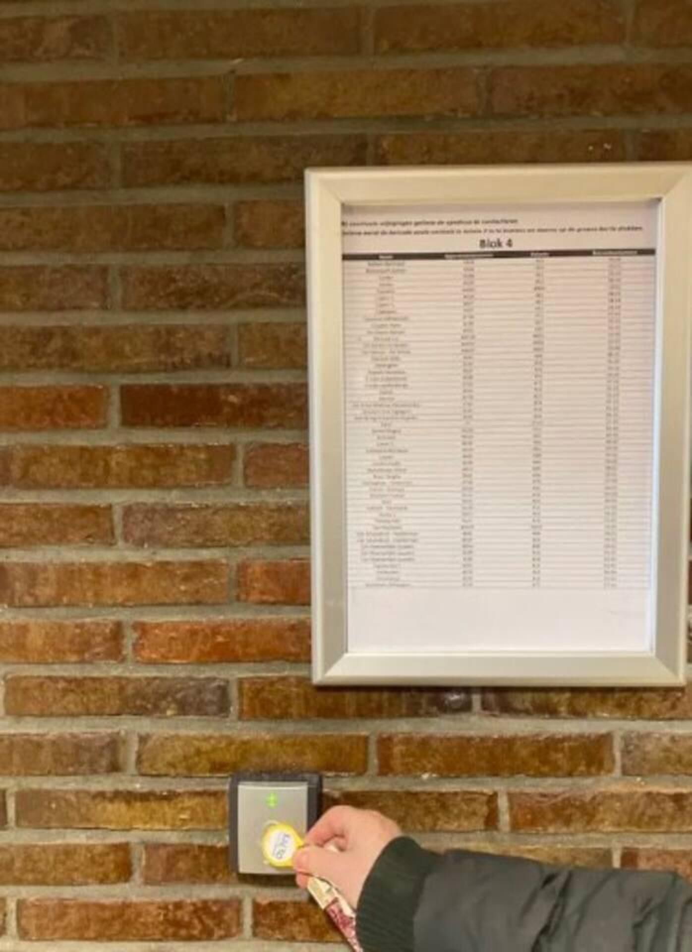 Un document encadré accroché à un mur de briques.