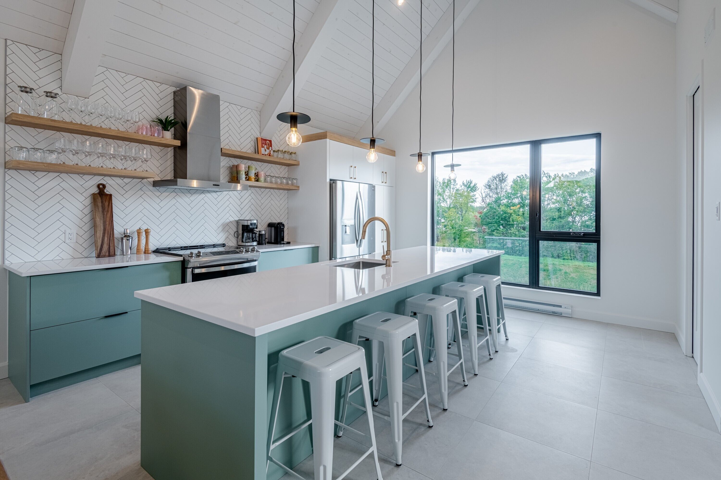 Großer Kühlschrank, Mikrowelle, Ofen, Herdplatte