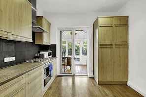 Departamento básico, 1 cama King size | Cocina privada | Refrigerador, microondas, horno y parrilla de estufa 