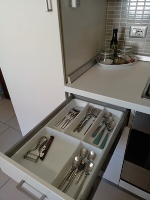 Kylskåp, mikrovågsugn, ugn och spishäll