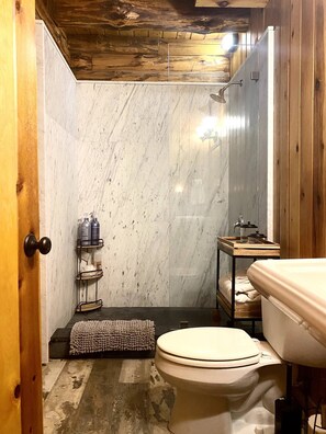 Douche, sèche-cheveux, serviettes fournies, savon