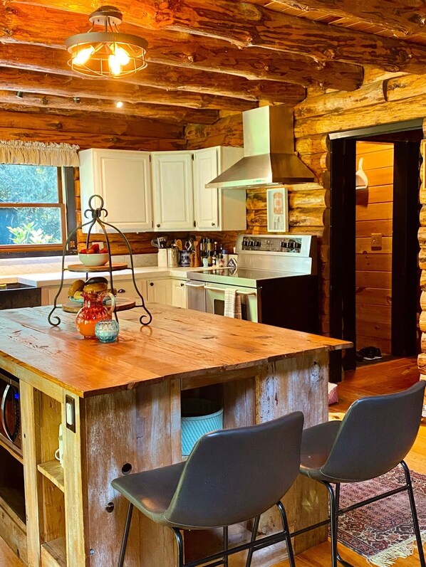 Kylskåp, mikrovågsugn, ugn och spishäll