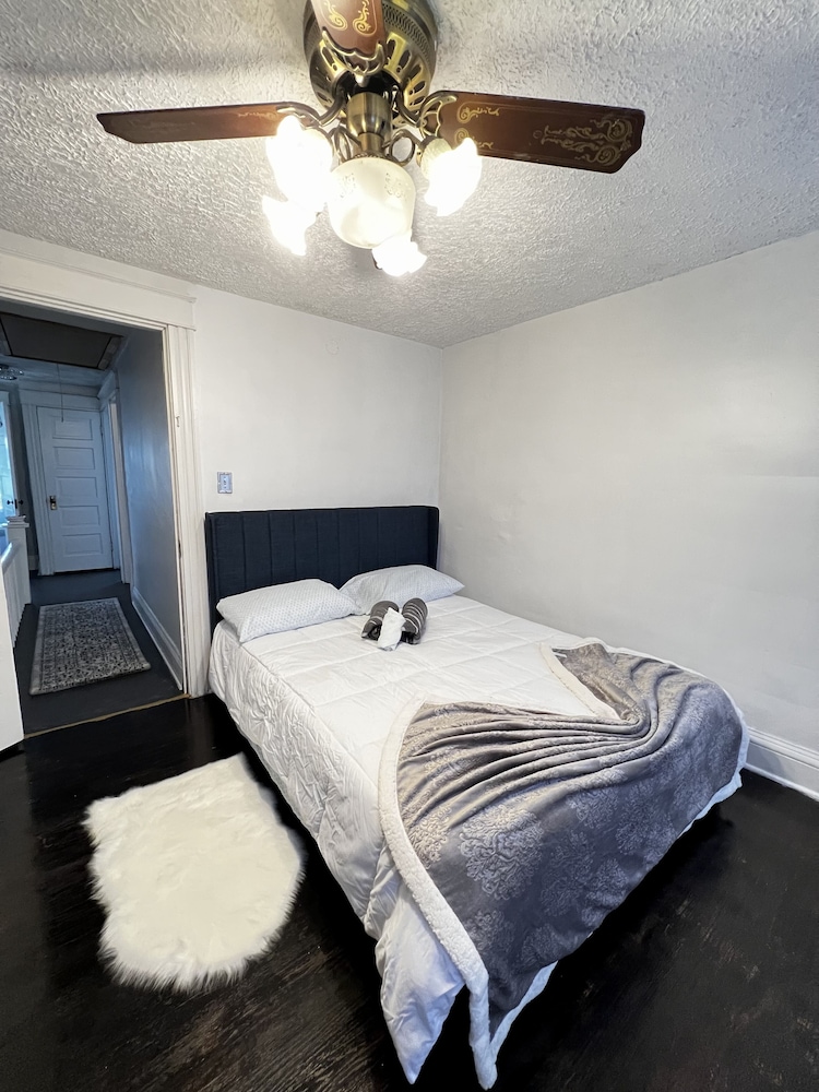 5 Mins to Niagara Falls! Cozy home with parking and pet friendly