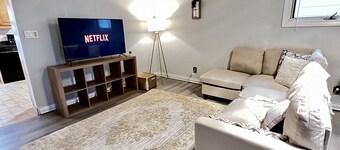 5 Mins to Niagara Falls! Cozy home with parking and pet friendly!