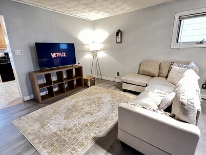 5 Mins to Niagara Falls! Cozy home with parking and pet friendly!