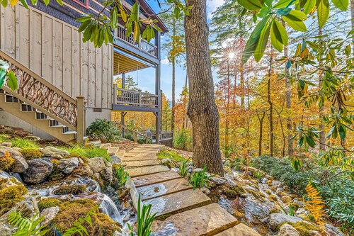 Dog-friendly, upscale cabin with gourmet kitchen, entertaining deck, & hot tub