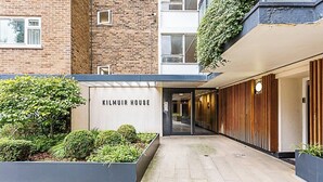 Un edificio moderno con un letrero que dice "KILMUIR HOUSE".