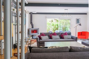 Una Smart TV, una chimenea, una mesa de tenis de mesa, libros