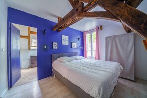 4 quartos, escrivaninha, ferros/tábuas de passar roupa, berço de viagem