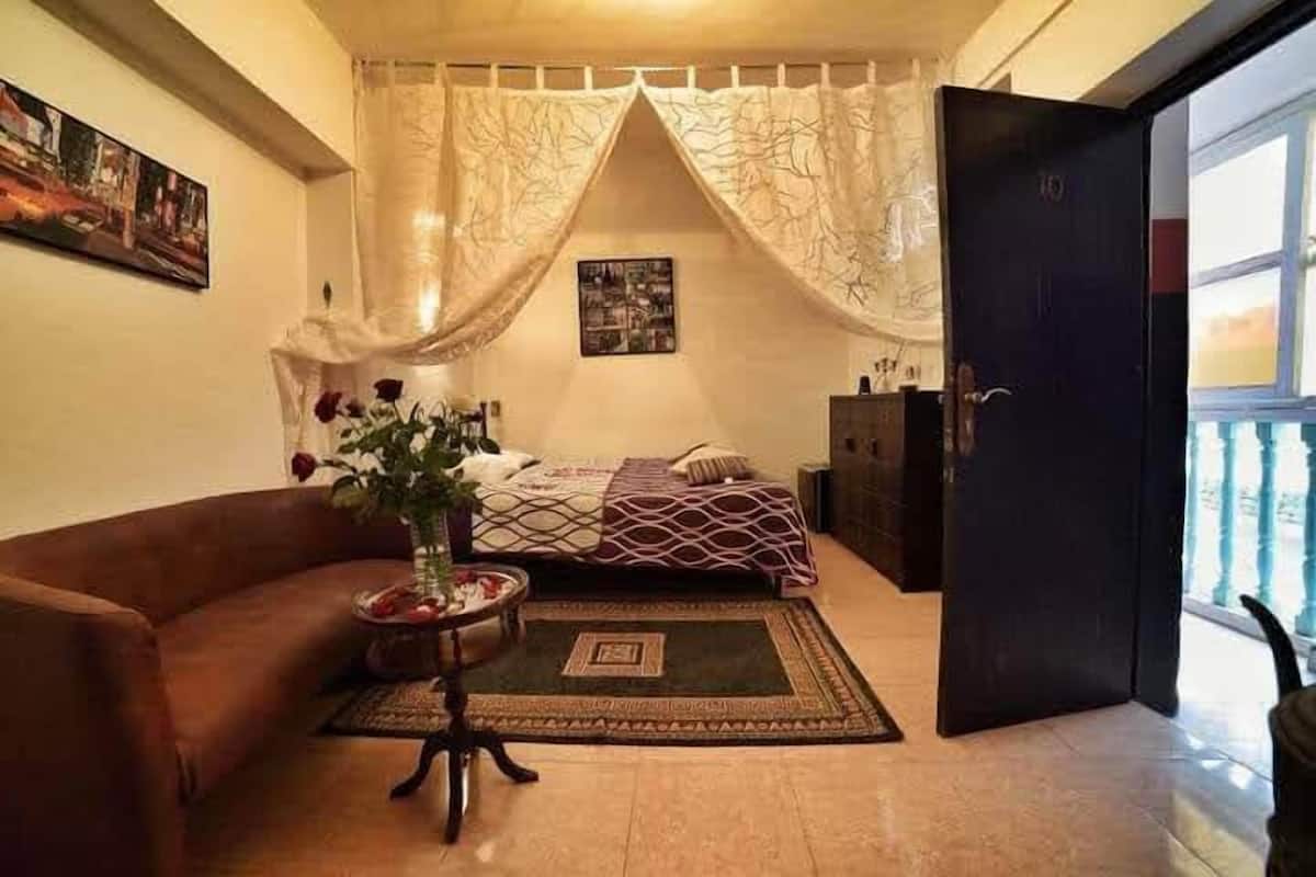 واي فاي مجانًا وملاءات أسرّة
