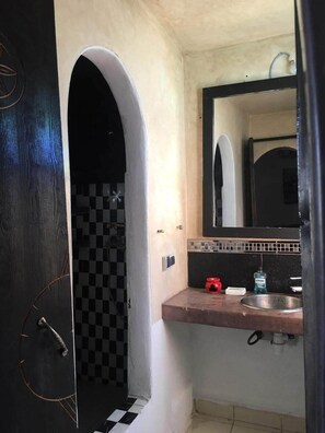 Shower, towels, toilet paper - Essaouira youth Riad (Essaouira)