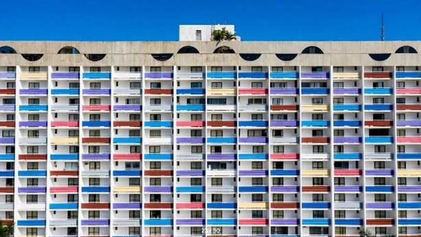A multi-story building with balconies in various colors. - Saint Paul Plaza Flat Particular (Brasília)