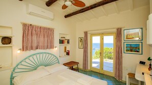 4 dormitorios, escritorio, tabla de planchar con plancha y cuna de viaje