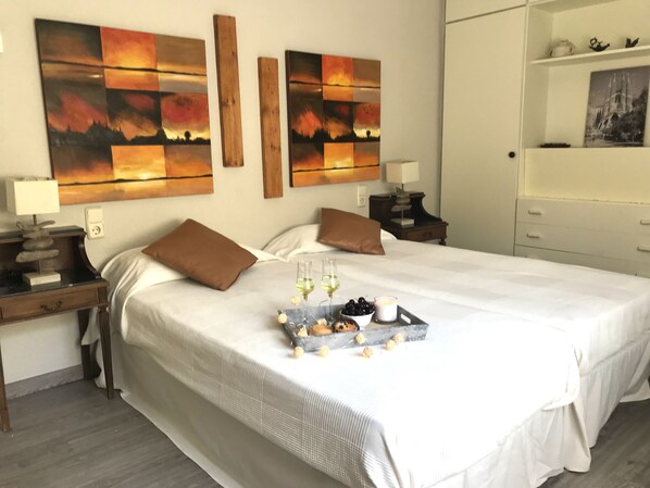 2 habitaciones, tabla de planchar con plancha y cuna de viaje 