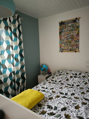 3 sovrum, skrivbord, strykjärn/strykbräda och resesäng