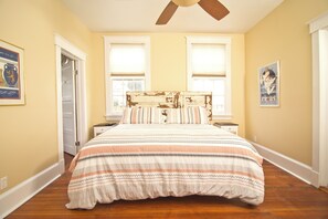 3 habitaciones, tabla de planchar con plancha y cuna de viaje 