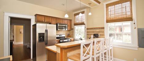 Kjøleskap, mikrobølgeovn, ovn og kokeplater