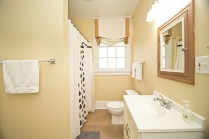 Regadera, secadora de cabello, toallas, jabón 