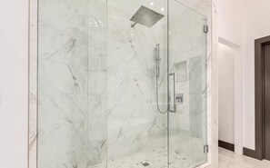 Serviettes fournies, papier toilette