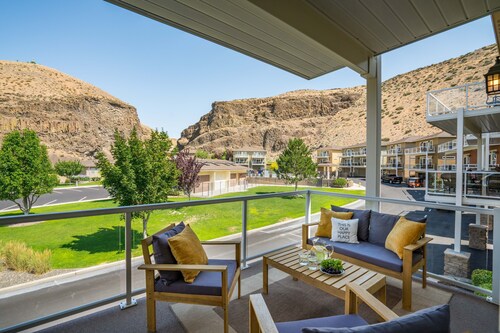 Beautifully Updated Crescent Bar Condo FREE GOLF