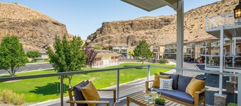 Beautifully Updated Crescent Bar Condo FREE GOLF