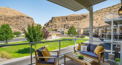 Beautifully Updated Crescent Bar Condo FREE GOLF