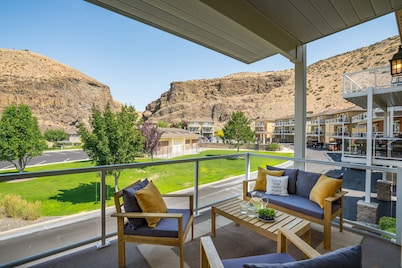 Beautifully Updated Crescent Bar Condo FREE GOLF