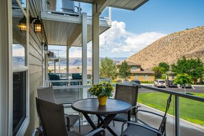 Outdoor dining - Beautifully Updated Crescent Bar Condo FREE GOLF (Quincy)