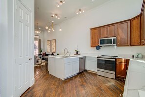 Køleskab, mikrobølgeovn, ovn, kogeplade