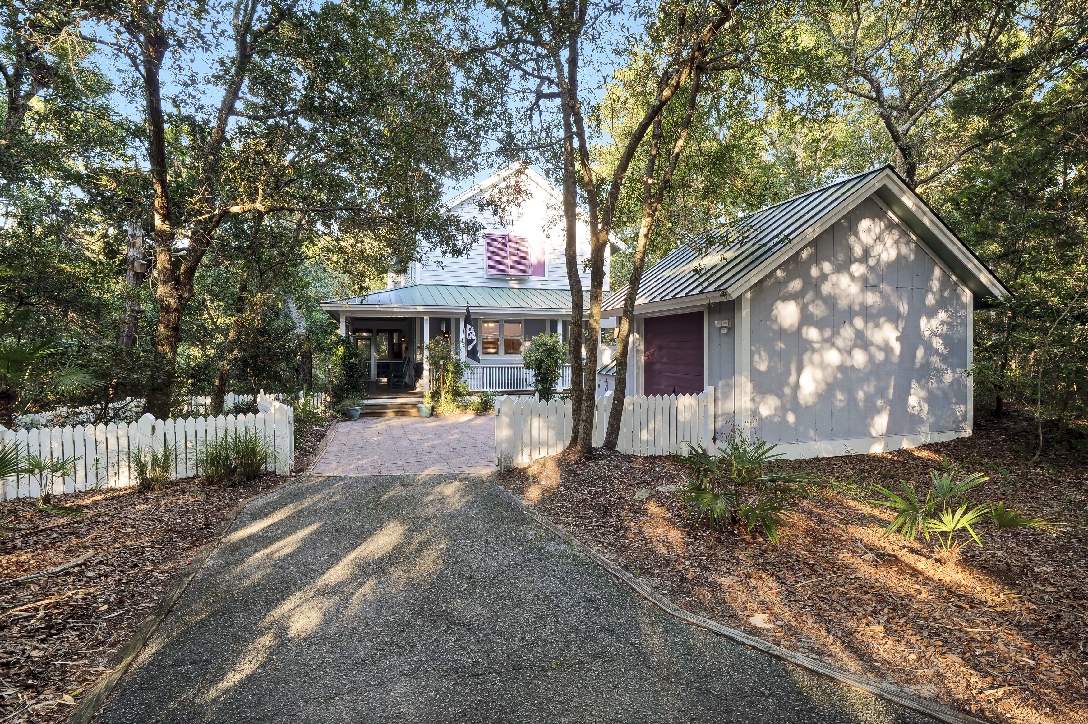 PET FRIENDLY Adorable 3 bedroom/3 bath cottage in convenient island location.