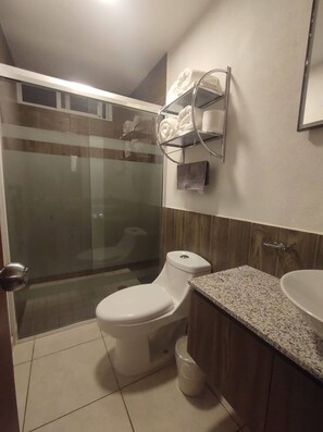 Een douche, een haardroger, handdoeken, shampoo