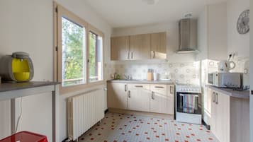 Fridge, microwave, oven, coffee/tea maker