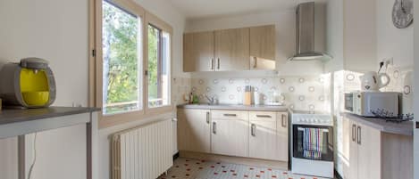 Kühlschrank, Mikrowelle, Ofen, Wasserkocher mit Kaffee-/Teezubehör