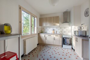 Réfrigérateur, micro-ondes, four, cafetière/bouilloire