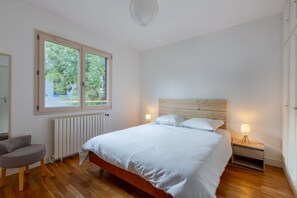 2 bedrooms, iron/ironing board, free WiFi, bed sheets