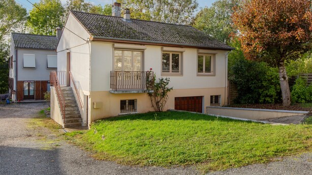 A two-story house with a balcony, a front yard, and a neighboring building. - La maison d'Armand - Maison avec jardin (Vatan)