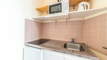 Fridge, microwave, coffee/tea maker, electric kettle