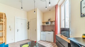Une cuisine compacte équipée d’un four à micro-ondes, d’une bouilloire et d’un petit réfrigérateur.