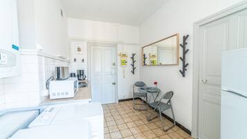 Fridge, microwave, oven, coffee/tea maker